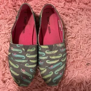 TOMS Women's Green Alligator Print Flats